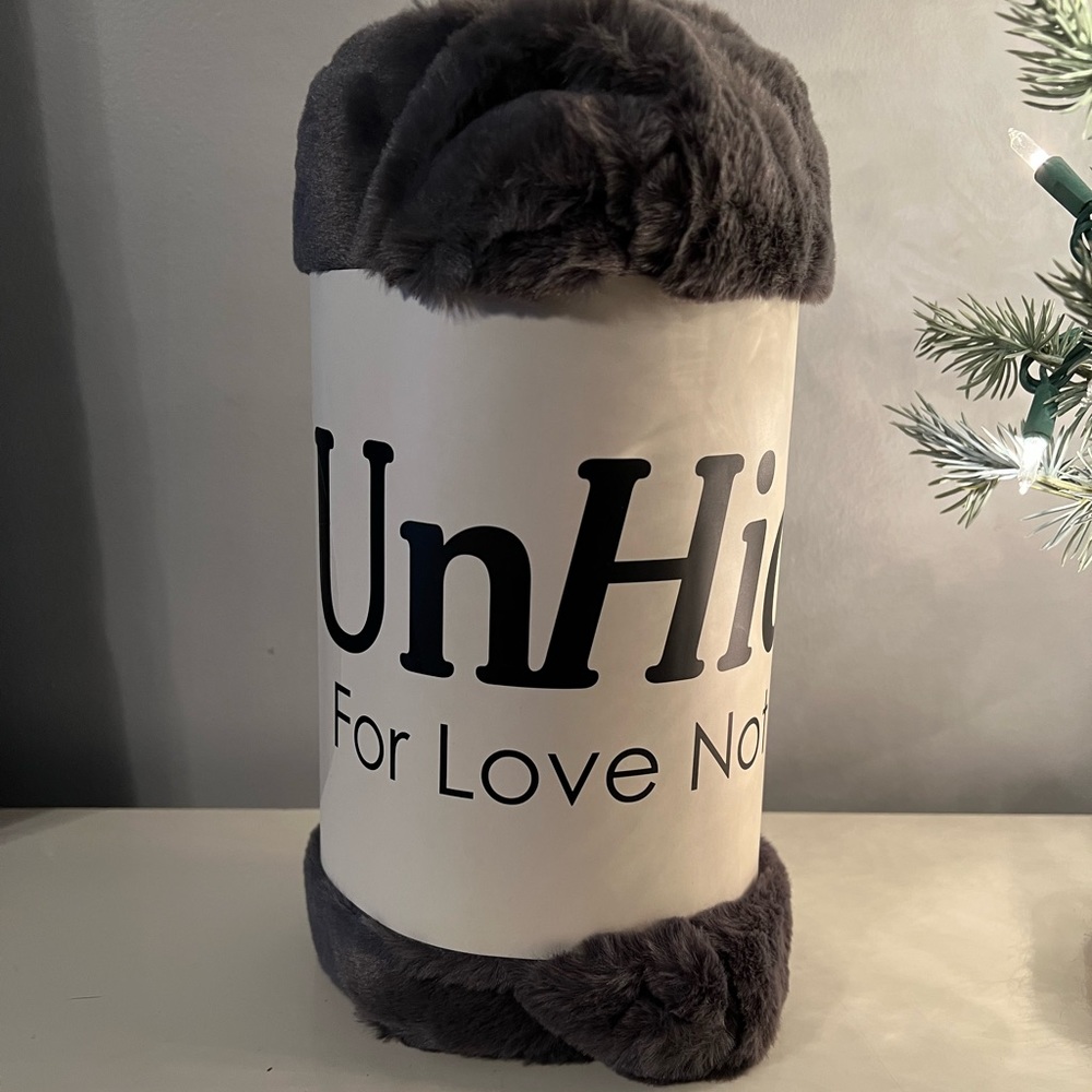 UnHide Lil’ Marshmallow Blanket in Charcoal